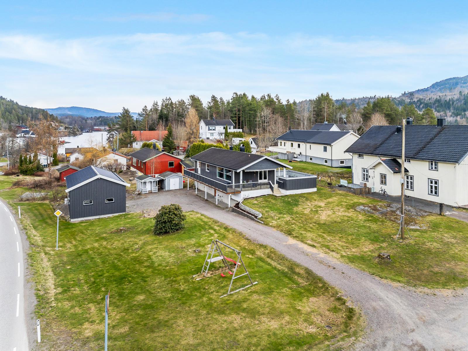 Eidsfoss Godt Vedlikeholdt Enebolig Med Stor Tomt Kort Vei Til Fine