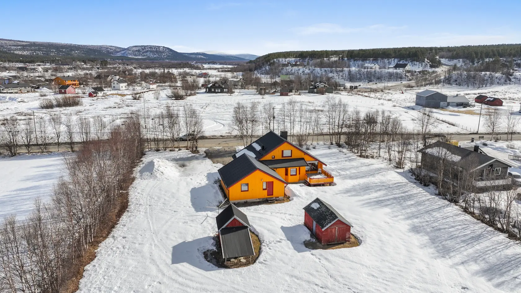 NY PRIS! | Stor og sentral eiendom ved elva i Karasjok | Gode solforhold | Isolert og oppvarmet garasje photo 3