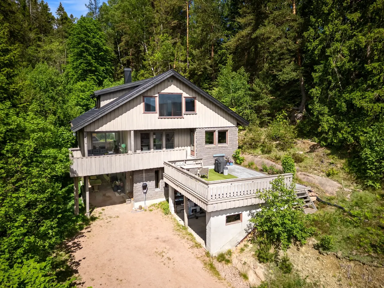 Romslig enebolig med en tilbaketrukket og usjenert beliggenhet. Terrasse med flott fjordutsikt. Barnevennlig område. photo 1