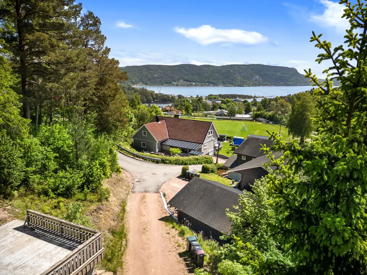 Romslig enebolig med en tilbaketrukket og usjenert beliggenhet. Terrasse med flott fjordutsikt. Barnevennlig område. photo 2