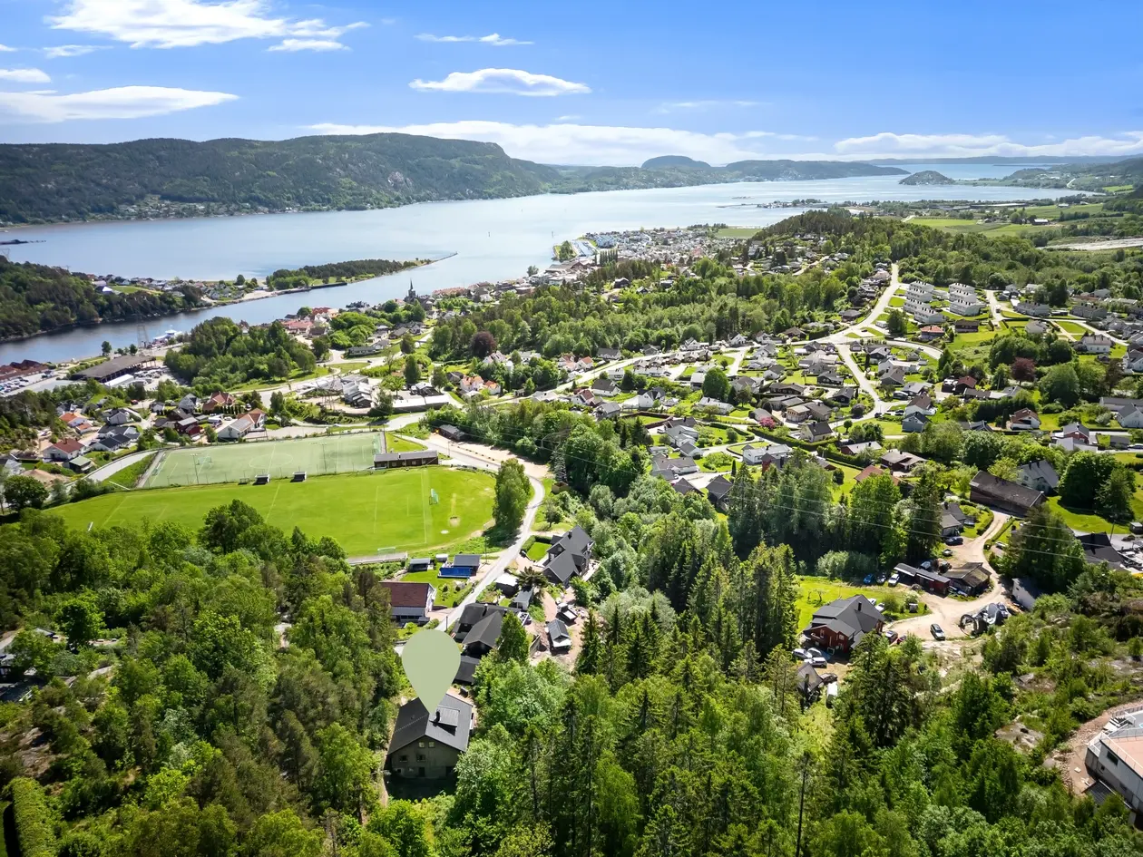 Romslig enebolig med en tilbaketrukket og usjenert beliggenhet. Terrasse med flott fjordutsikt. Barnevennlig område. photo 3
