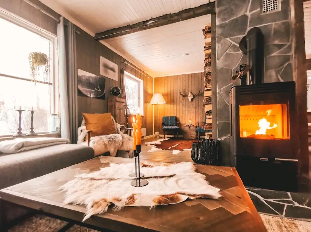 Oppgradert enebolig med nyere lysthus. Tilleggstomt på ca 40 mål og p-plasser. Eldorado for ski, scooter, jakt og fiske!