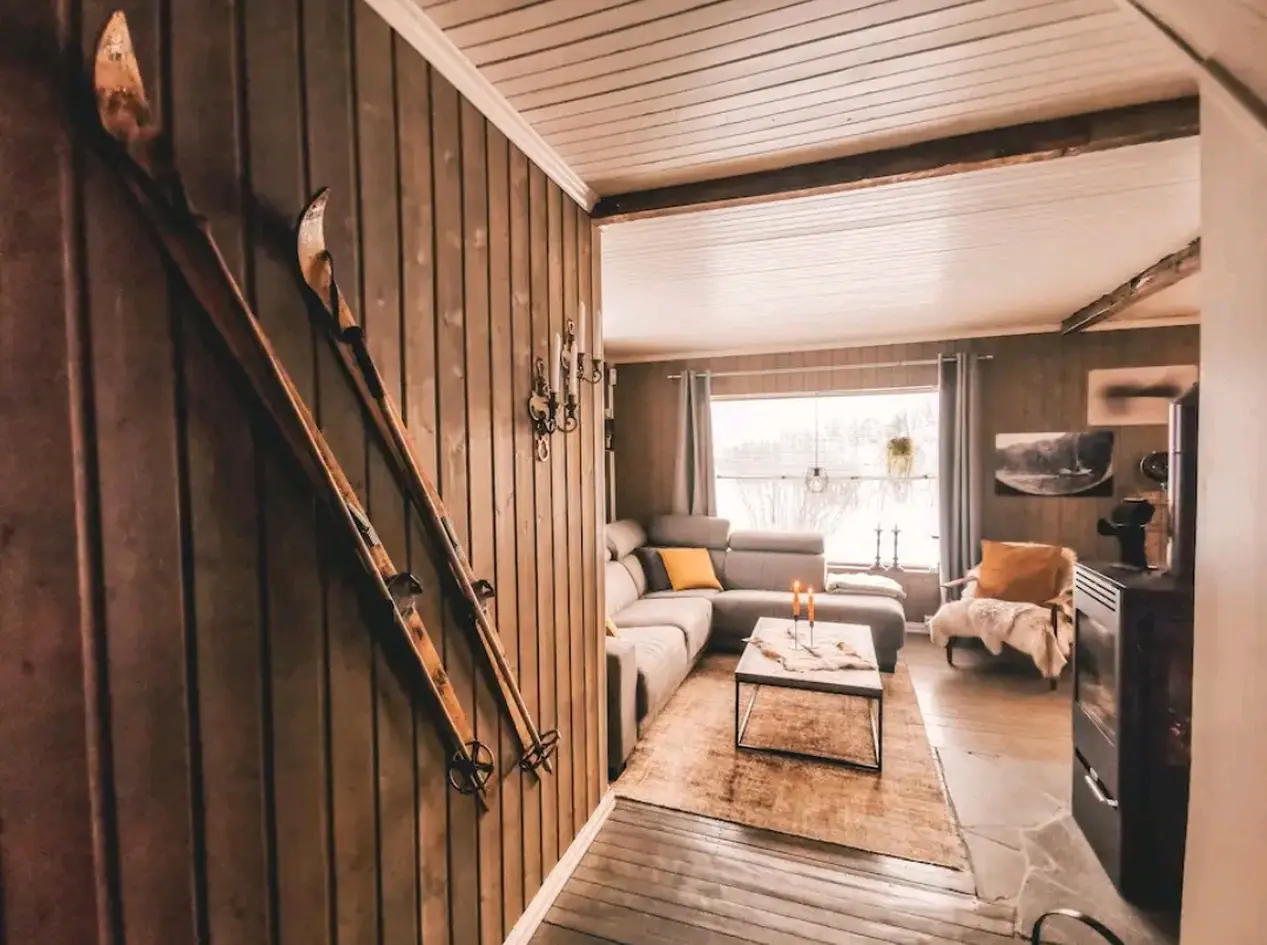 Oppgradert enebolig med nyere lysthus. Tilleggstomt på ca 40 mål og p-plasser. Eldorado for ski, scooter, jakt og fiske! - Bilde 5