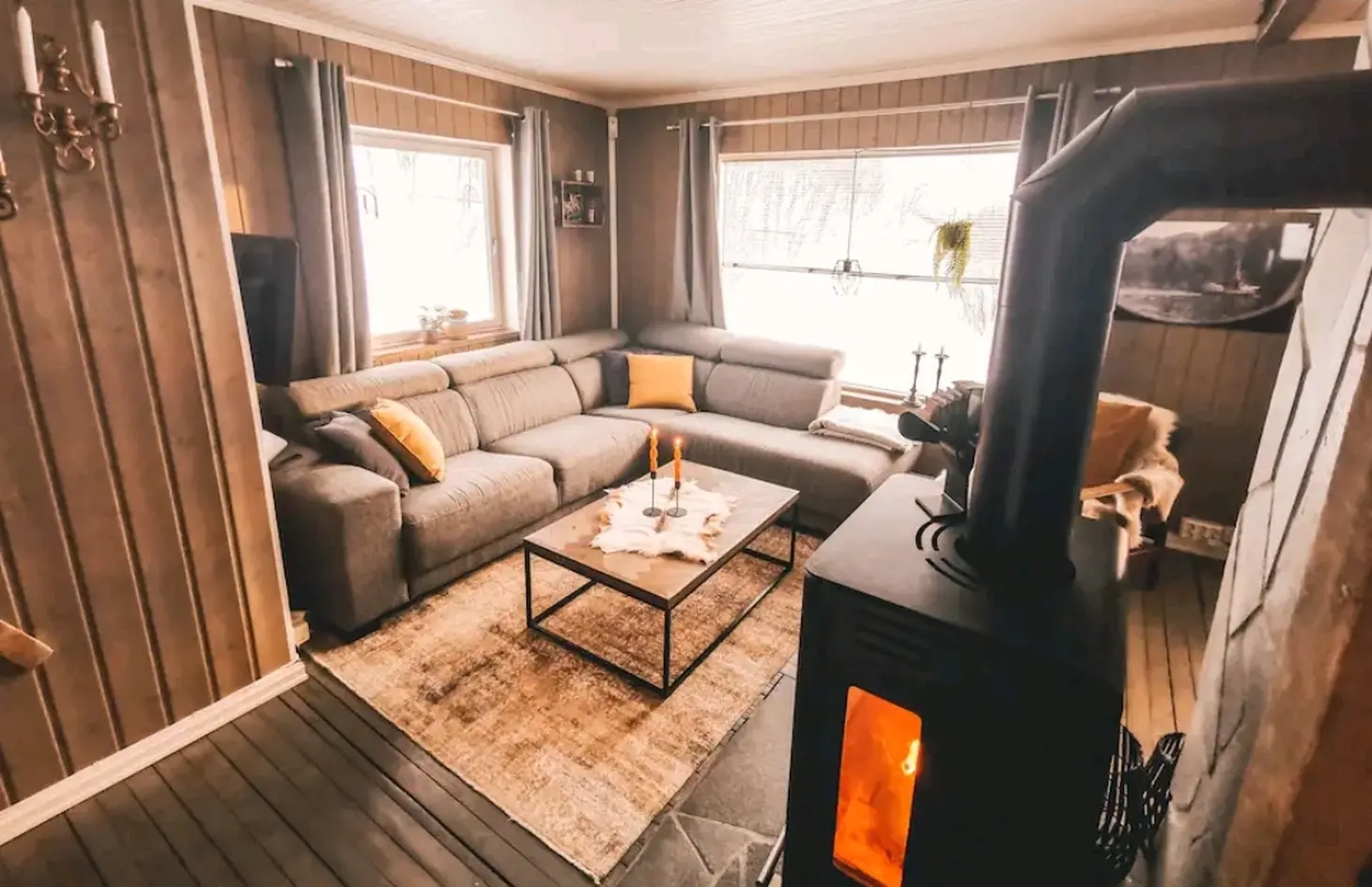Oppgradert enebolig med nyere lysthus. Tilleggstomt på ca 40 mål og p-plasser. Eldorado for ski, scooter, jakt og fiske! - Flere