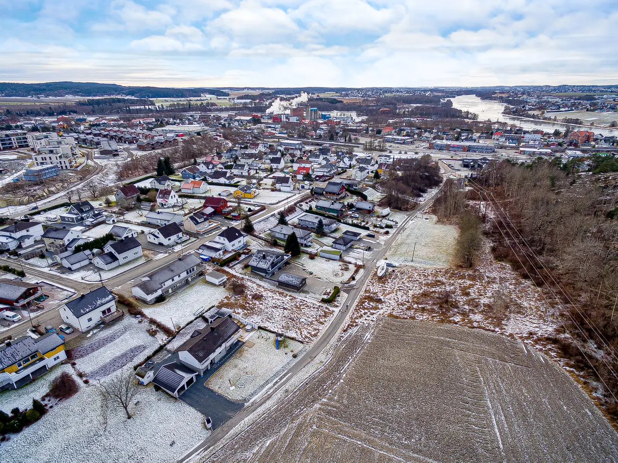 Tomt på over 1 mål. Solrik beliggenhet i gate uten gjennomgangstrafikk photo 5