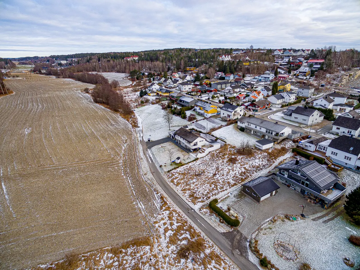 Tomt på over 1 mål. Solrik beliggenhet i gate uten gjennomgangstrafikk photo 4