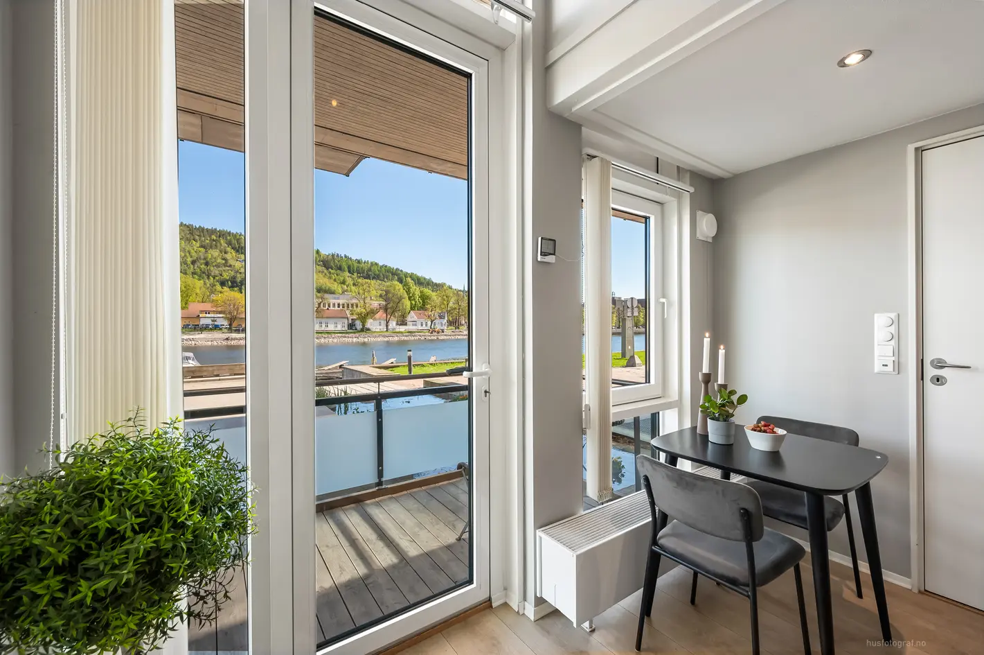 Flott studioleilighet med 2 etg i første rekke langs elva. Fjernvarme. Platting m/elveutsikt. Sentralt og pendlervennlig photo 2