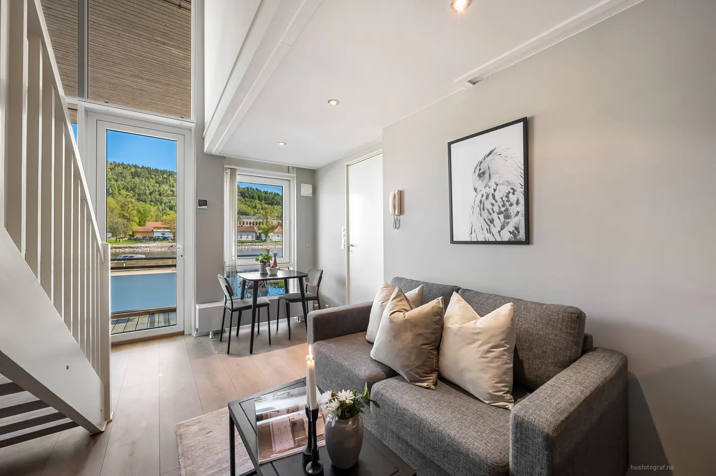 Flott studioleilighet med 2 etg i første rekke langs elva. Fjernvarme. Platting m/elveutsikt. Sentralt og pendlervennlig photo 3