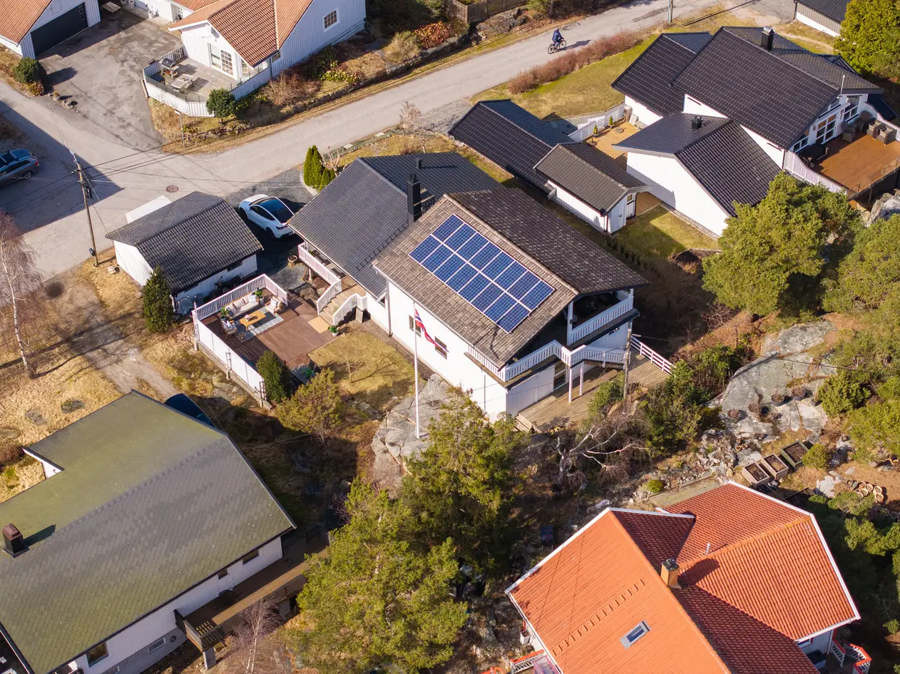Stor, innholdsrik og oppusset enebolig i høyden på Hvileberget, med flott utsikt. 2x kjøkken og bad. Solcellepanel. photo 4