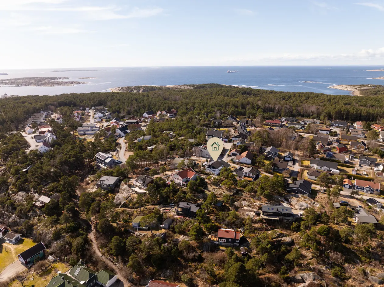 Stor, innholdsrik og oppusset enebolig i høyden på Hvileberget, med flott utsikt. 2x kjøkken og bad. Solcellepanel. photo 3