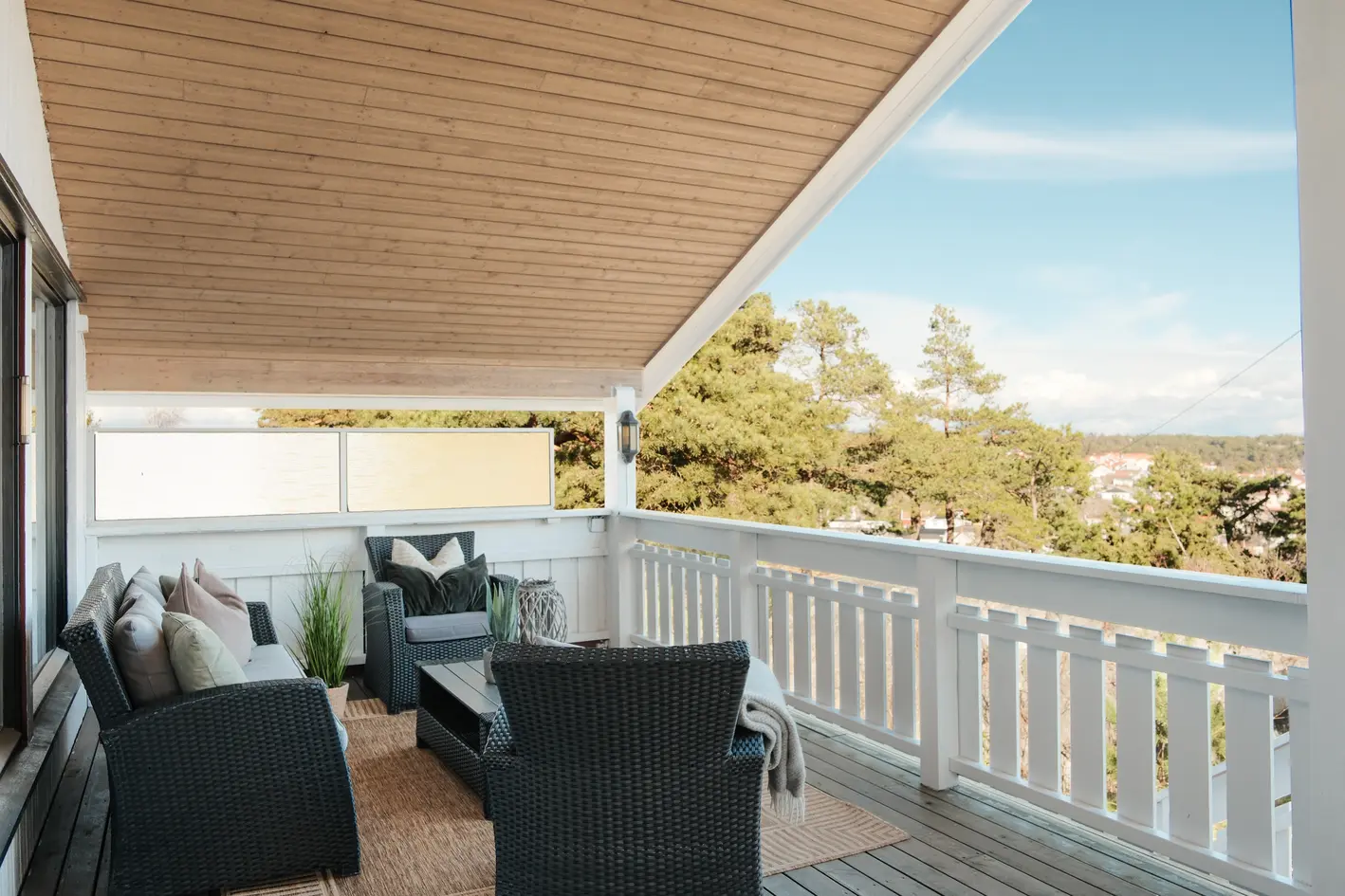 Stor, innholdsrik og oppusset enebolig i høyden på Hvileberget, med flott utsikt. 2x kjøkken og bad. Solcellepanel. photo 5