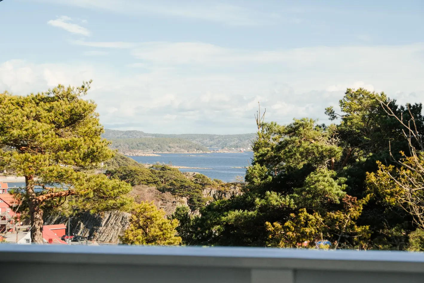 Stor, innholdsrik og oppusset enebolig i høyden på Hvileberget, med flott utsikt. 2x kjøkken og bad. Solcellepanel. photo 2