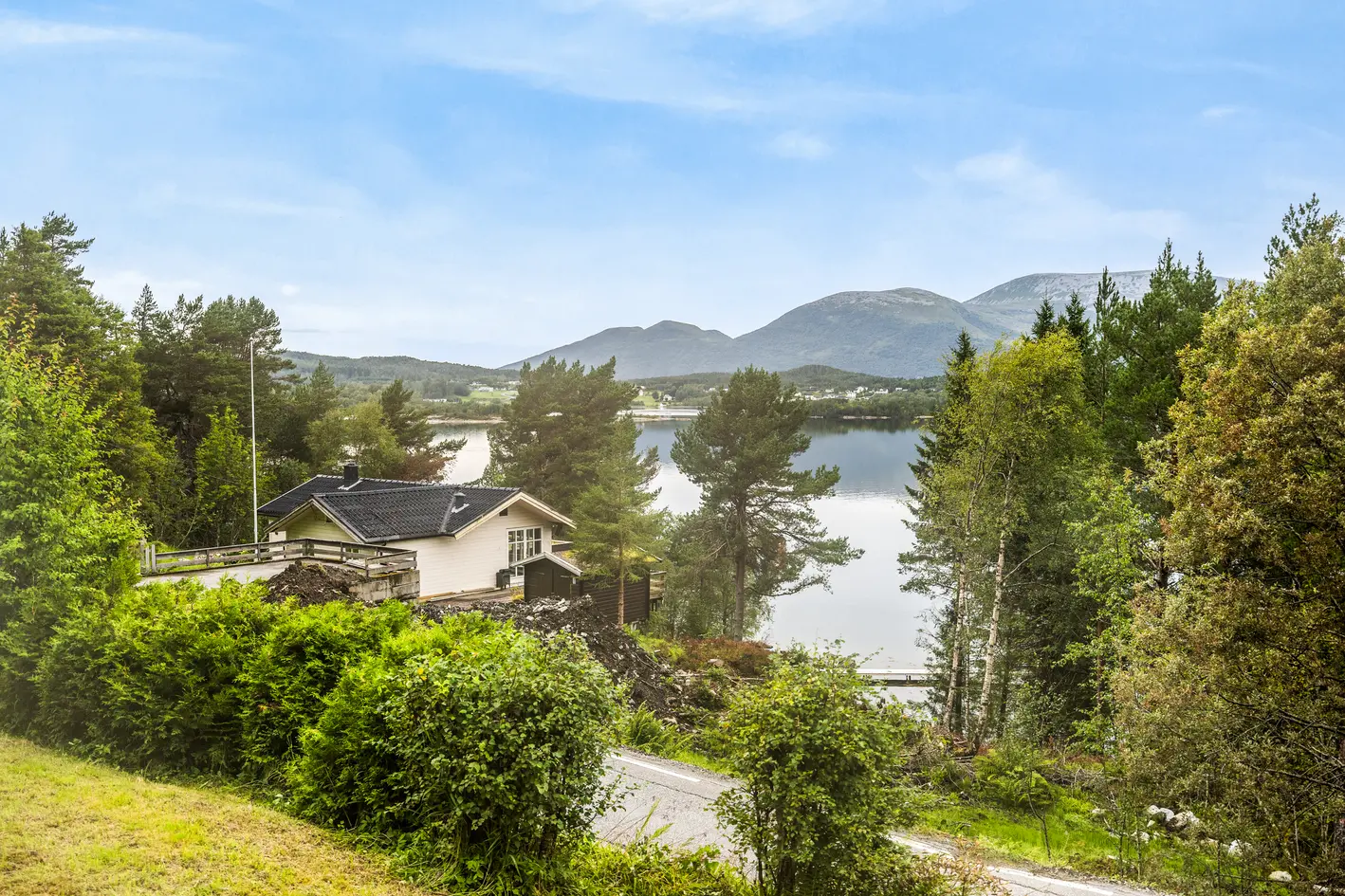 Koselig hytte i landlige omgivelser på romslig utsiktstomt. Nytt tak i 2018, nytt el-anlegg i 2022 og ettermiddagssol., skodje