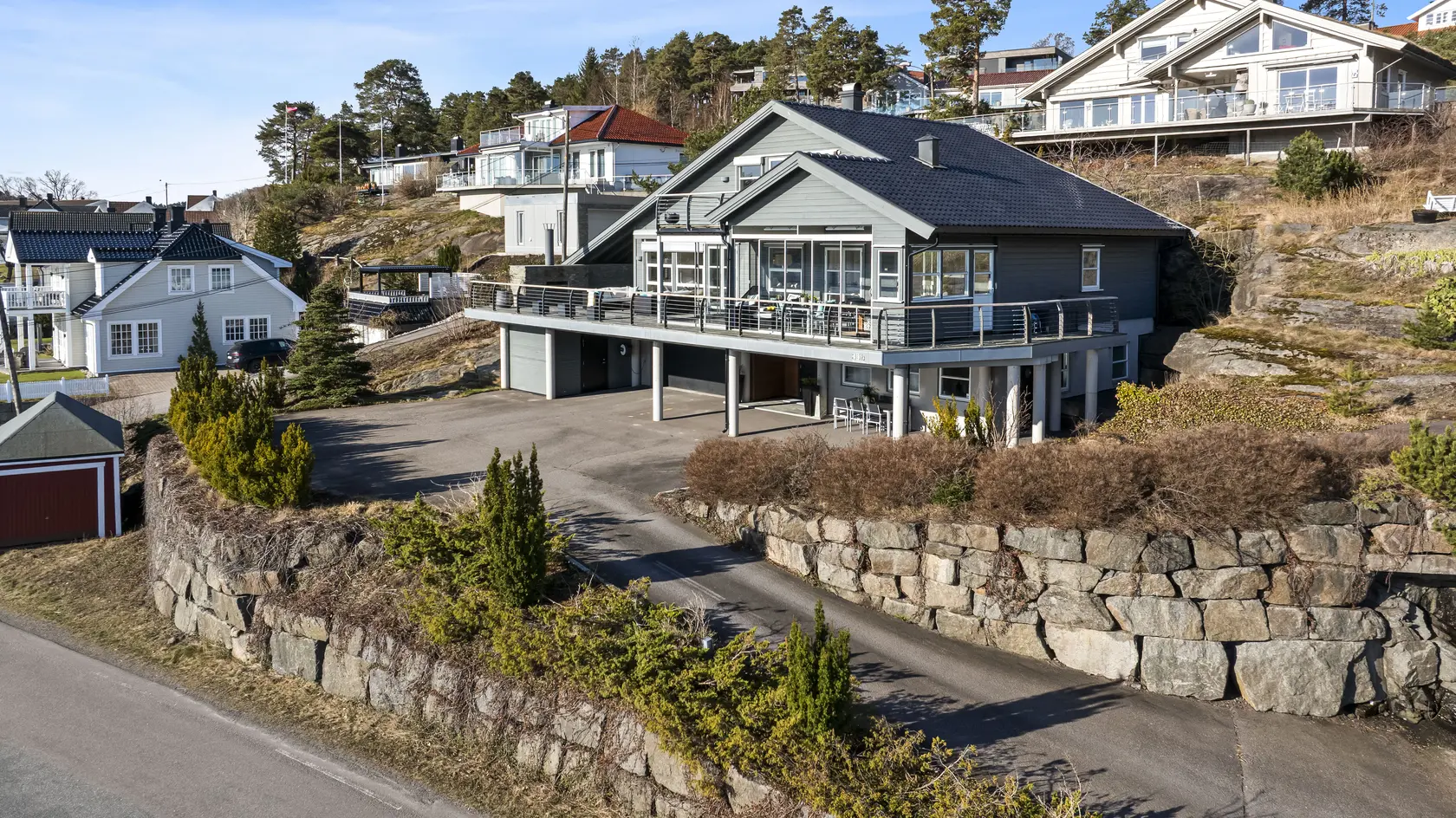 Duken - Pen enebolig over 3 plan | Nydelig beliggenhet ved sjøen | Utleiedel | Fantastisk utsikt | Solrike uteplasser! photo 3