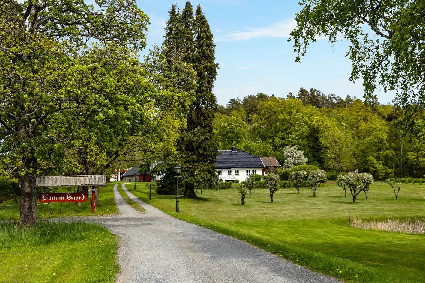 Tanum Gård - Fantastisk og innholdsrik eiendom på ca. 24 mål med mange bygninger. Idylliske omgivelser ved by og sjø.  photo 2