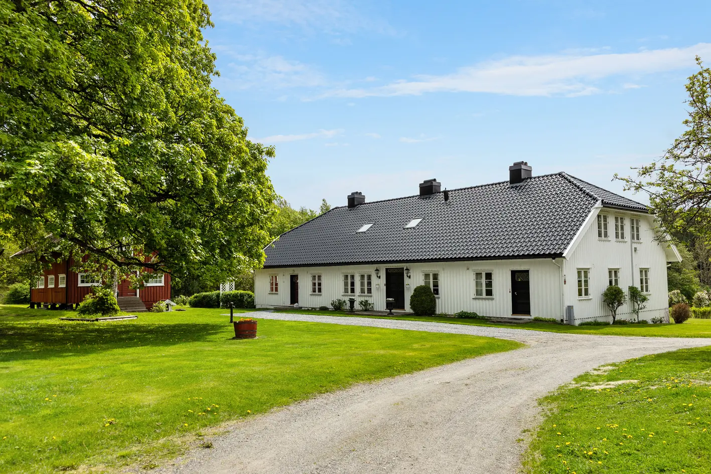 Tanum Gård - Fantastisk og innholdsrik eiendom på ca. 24 mål med mange bygninger. Idylliske omgivelser ved by og sjø.  photo 3