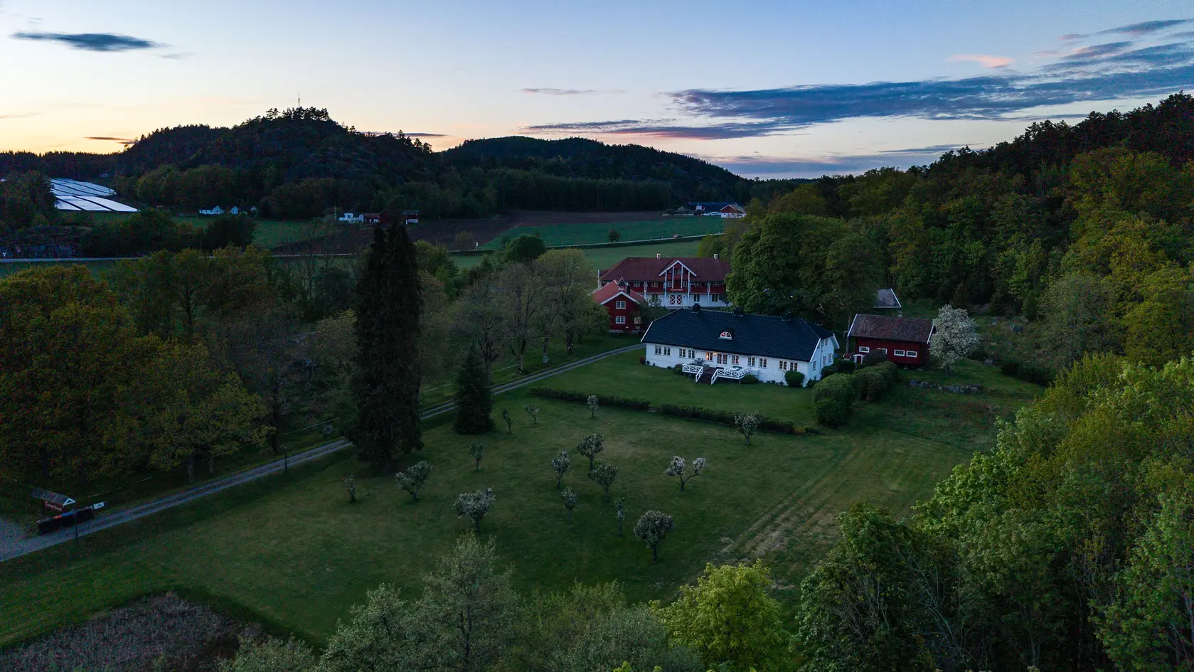 Tanum Gård - Fantastisk og innholdsrik eiendom på ca. 24 mål med mange bygninger. Idylliske omgivelser ved by og sjø. 