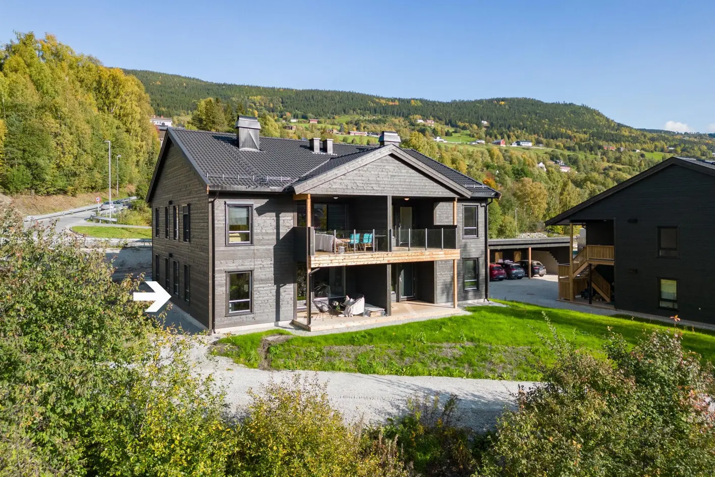 Ny 4 roms leilighet med enkel adkomst i 1. etasje med stor markterrasse, carport - Lave omkostninger - Ny pris! photo 2