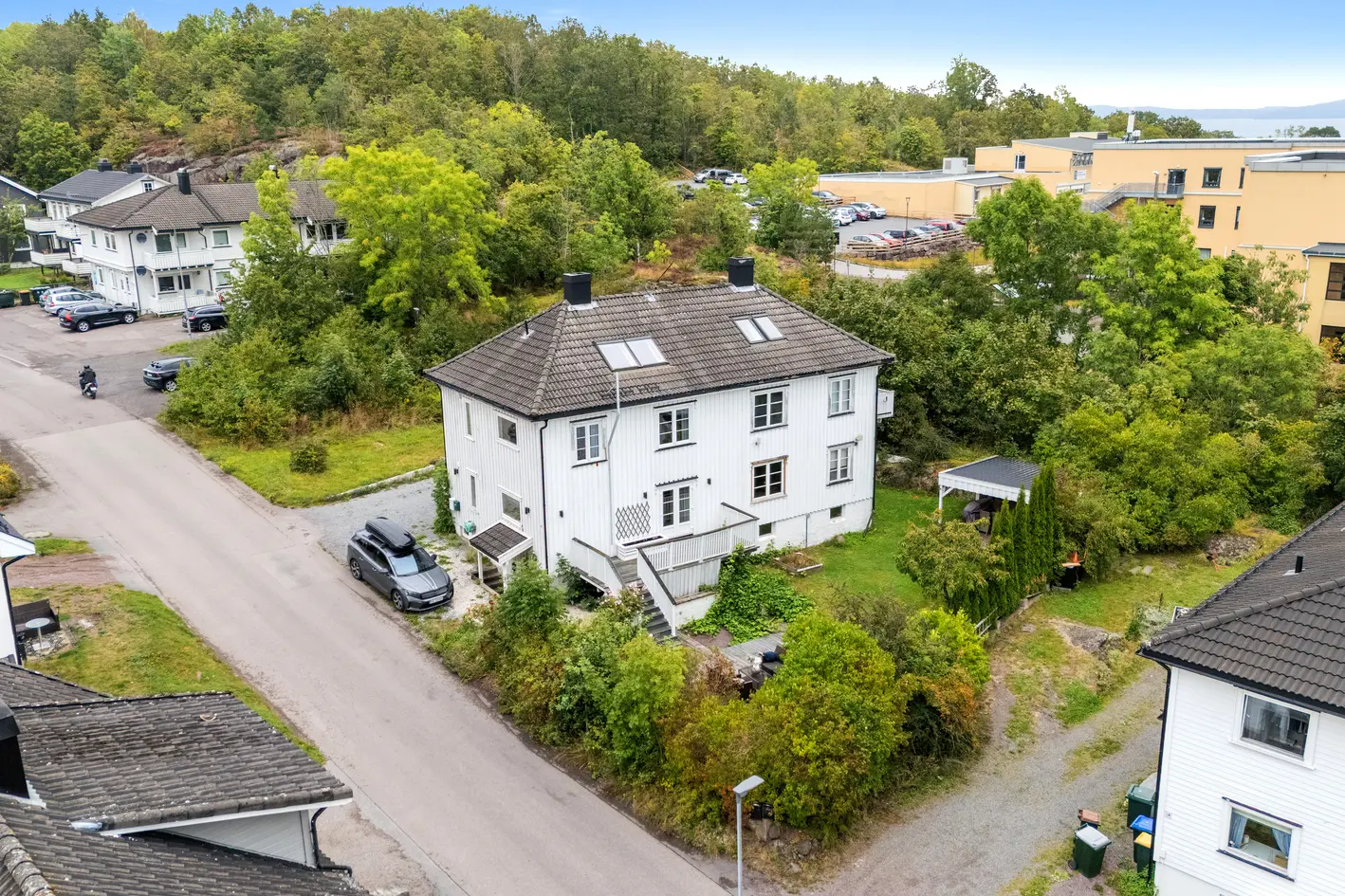 Halvpart tomannsbolig vertikaldelt o/4 plan. 2 bad + vaskerom. Solfylt veranda og terrasse. P-plass m/elbil lader.