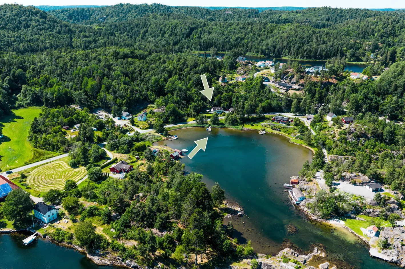 Innholdsrik enebolig på stor tomt med strandlinje og flott hage - Garasje med verksted - Ingen boplikt. photo 3