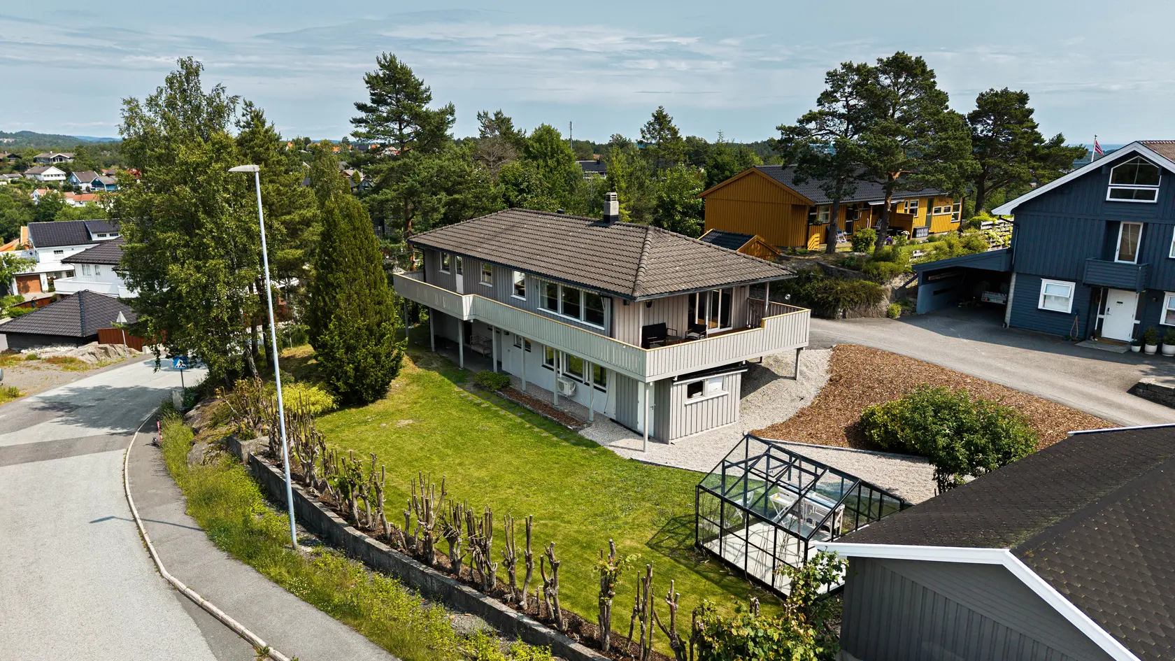 Romslig enebolig i barnevennlig område - Terrasse og hage med gode solforhold - Utleiedel i underetasje - Garasje, arendal