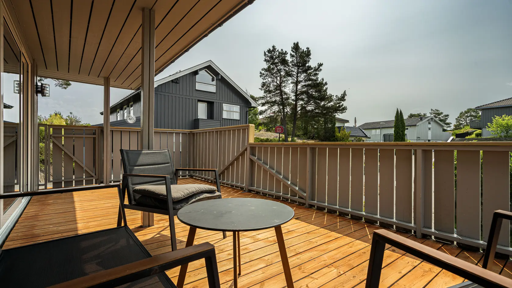 Romslig enebolig i barnevennlig område - Terrasse og hage med gode solforhold - Utleiedel i underetasje - Garasje - Flere