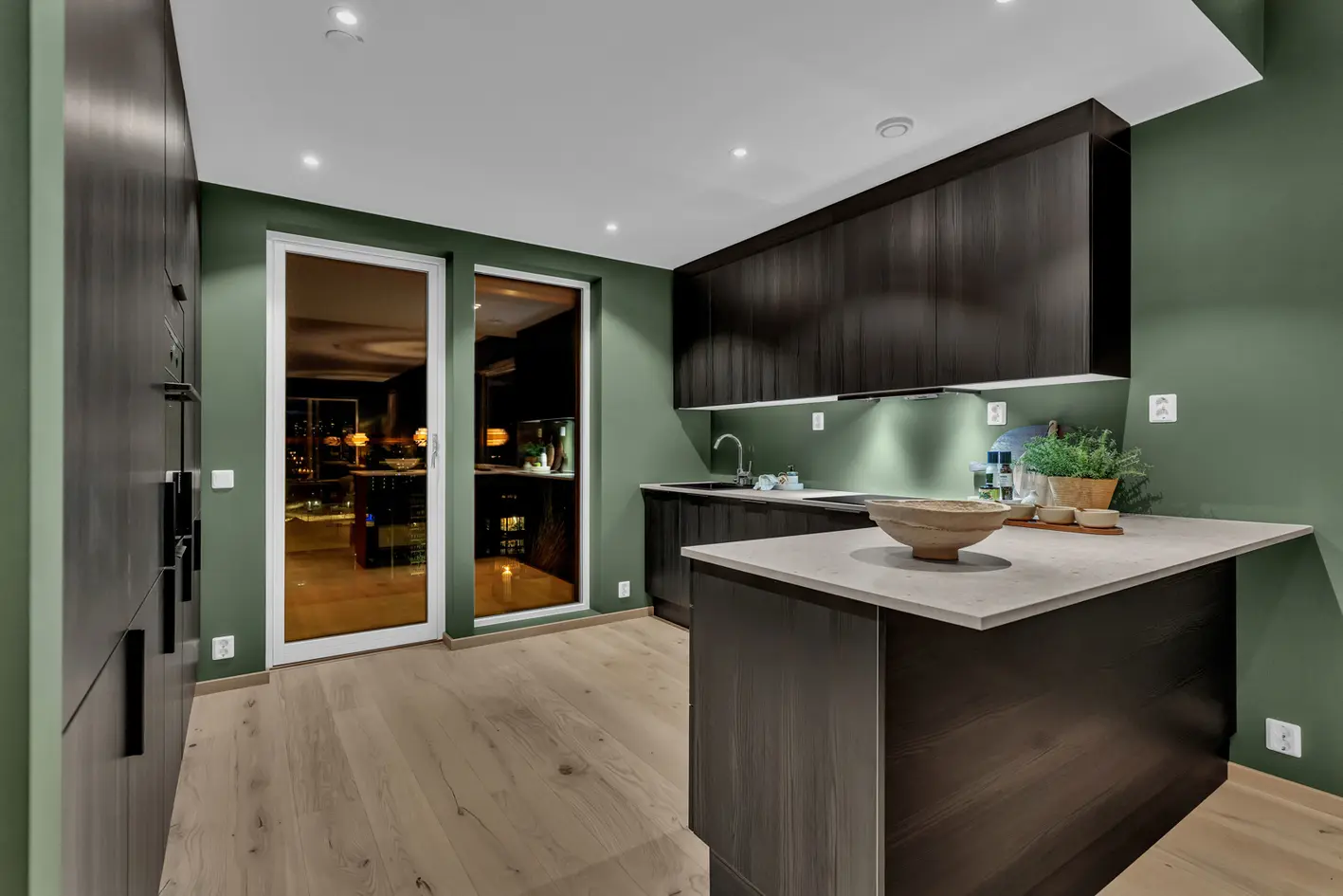 Toppleilighet med vidstrakt utsikt - 2 store balkonger - Hovedsoverom m/ en suite eget bad - Lave omkostninger photo 3