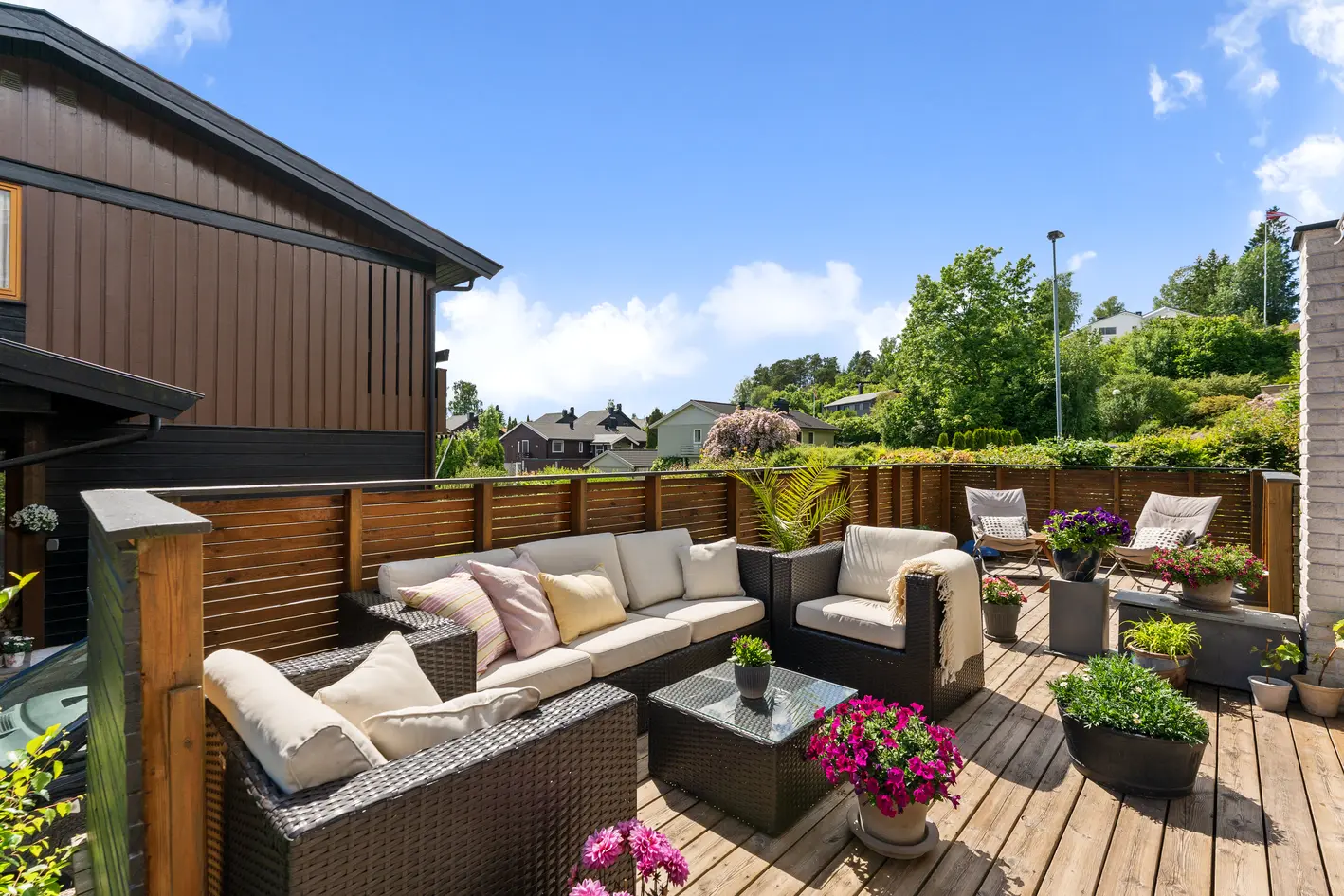 Pen og romslig enebolig med attraktiv beliggenhet på Bekkestua! | Stor terrasse og balkong | Garasje m/ elbillader photo 2