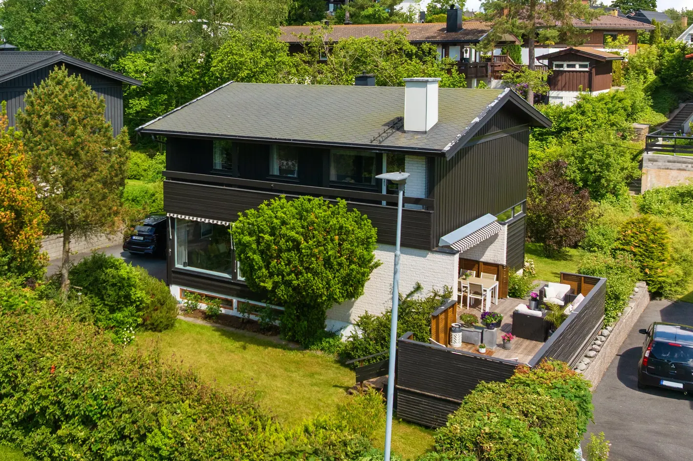Pen og romslig enebolig med attraktiv beliggenhet på Bekkestua! | Stor terrasse og balkong | Garasje m/ elbillader
