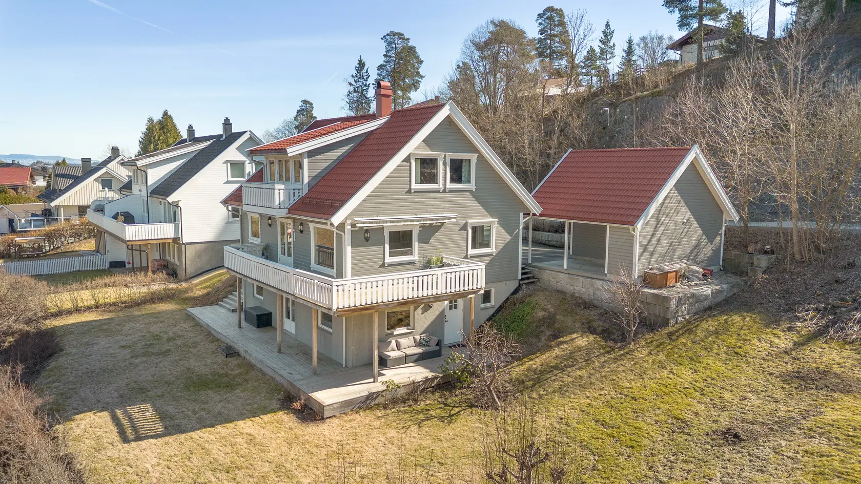 Romslig familiebolig over tre plan med hybel - Solrik og populær beliggenhet i barnevennlig område