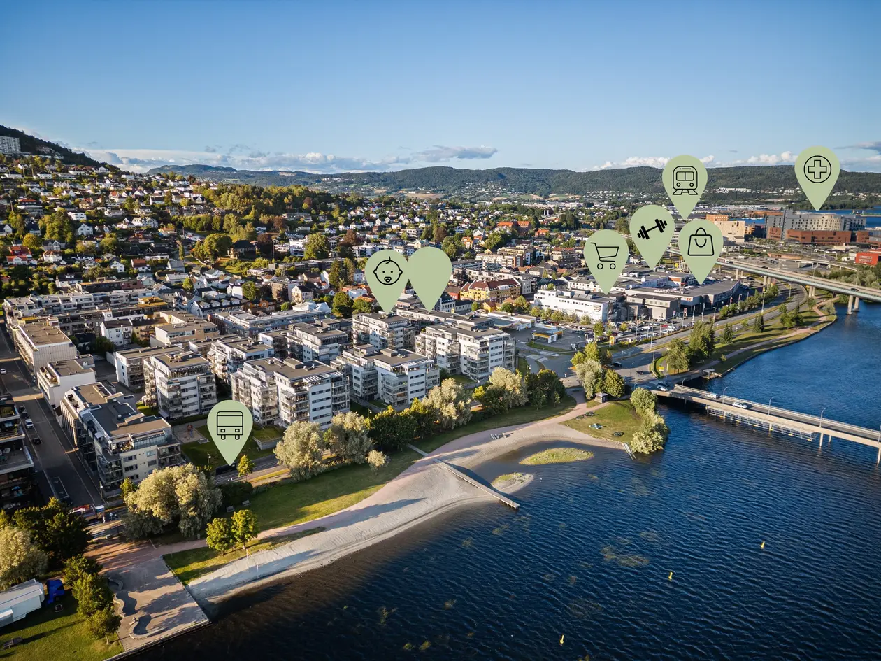 Praktisk 3-roms eierleilighet med en sentral beliggenhet like ved elva. Solrik balkong. Garasjeplass.