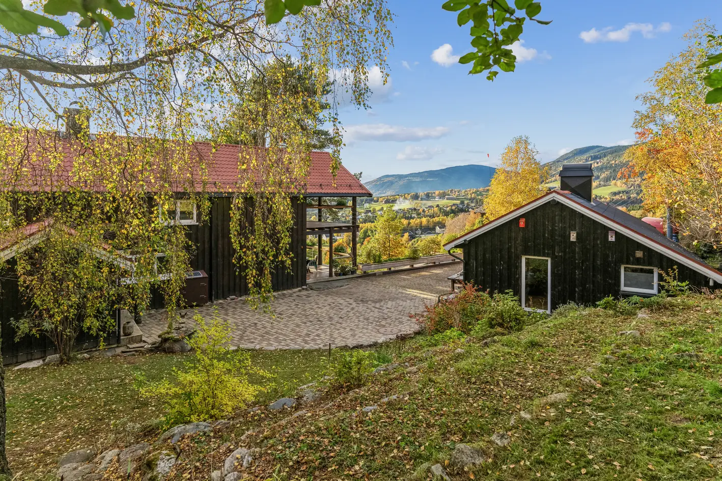 Vakkert tun med over 8 mål tomt | Ingen boplikt | Romslig hovedhus fra 1863, stort anneks, garasje og låve  photo 4