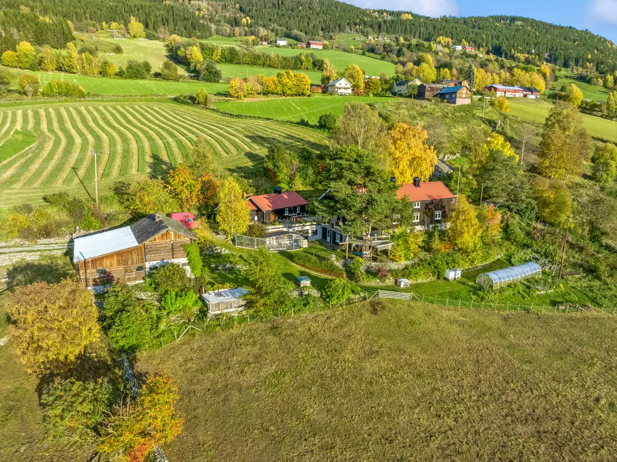 Vakkert tun med over 8 mål tomt | Ingen boplikt | Romslig hovedhus fra 1863, stort anneks, garasje og låve  photo 2