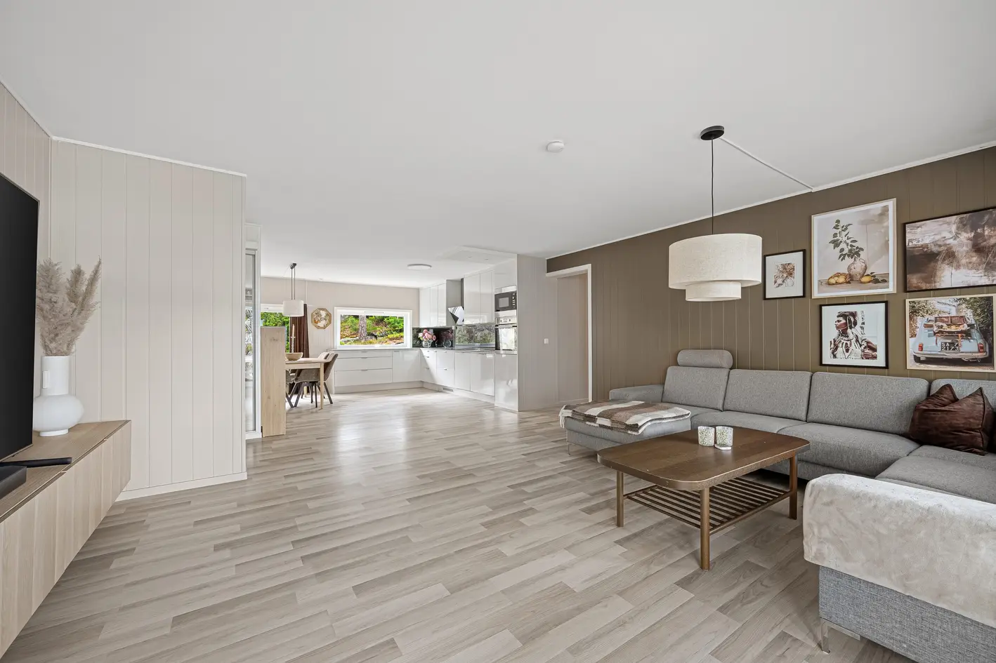 Lekker og innholdsrik leilighet i 3. etasje | Innglasset balkong og garasjeplass | Oppgradert kjøkken og bad, sandefjord