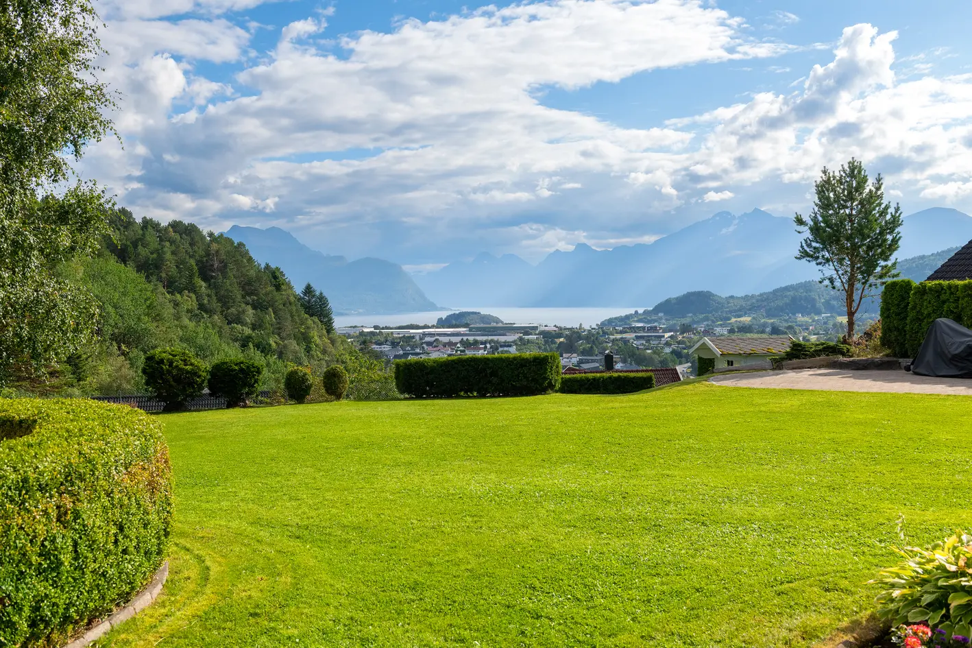 Stor og tiltalende villaeiendom med flott utsikt|Garasje på 82 m2|Pent opparbeidet tomt m/ terrasse, plen og hagestue photo 5