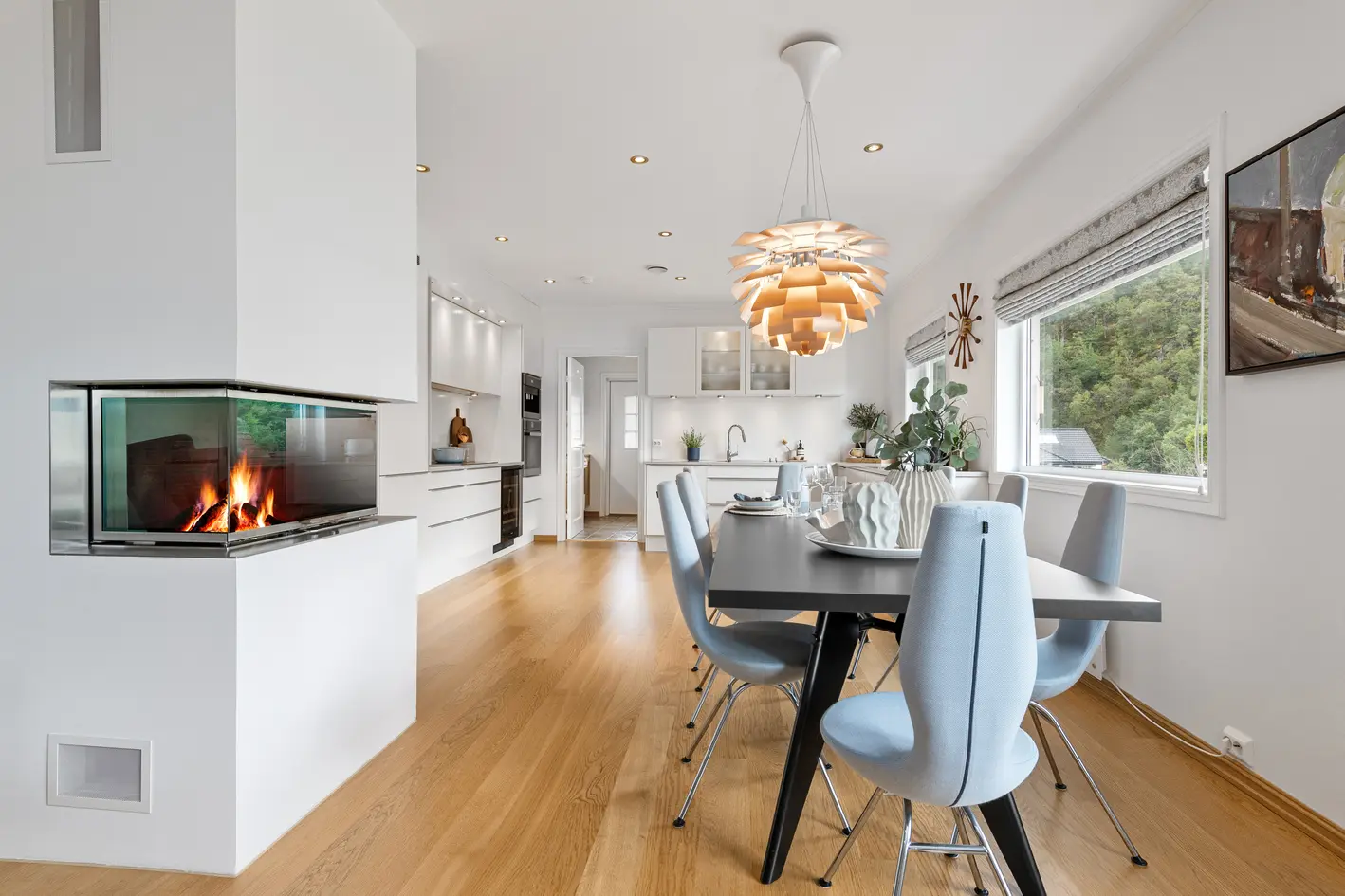 Stor og tiltalende villaeiendom med flott utsikt|Garasje på 82 m2|Pent opparbeidet tomt m/ terrasse, plen og hagestue photo 4