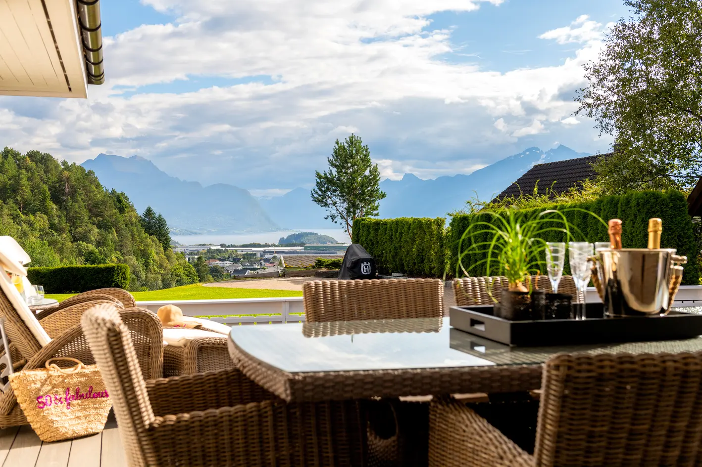 Stor og tiltalende villaeiendom med flott utsikt|Garasje på 82 m2|Pent opparbeidet tomt m/ terrasse, plen og hagestue photo 2
