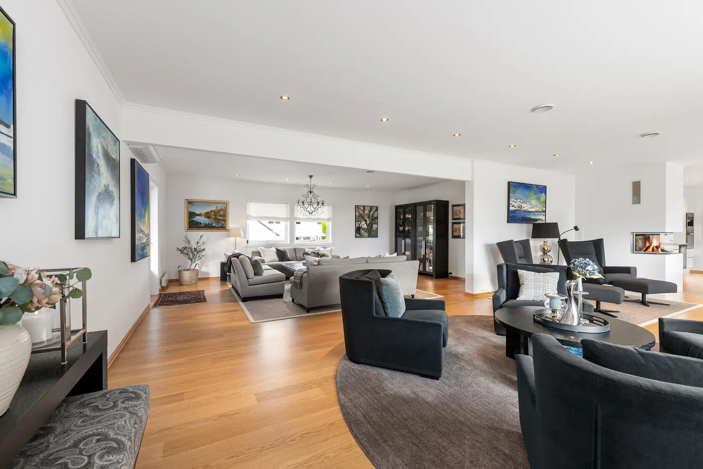 Stor og tiltalende villaeiendom med flott utsikt|Garasje på 82 m2|Pent opparbeidet tomt m/ terrasse, plen og hagestue photo 3