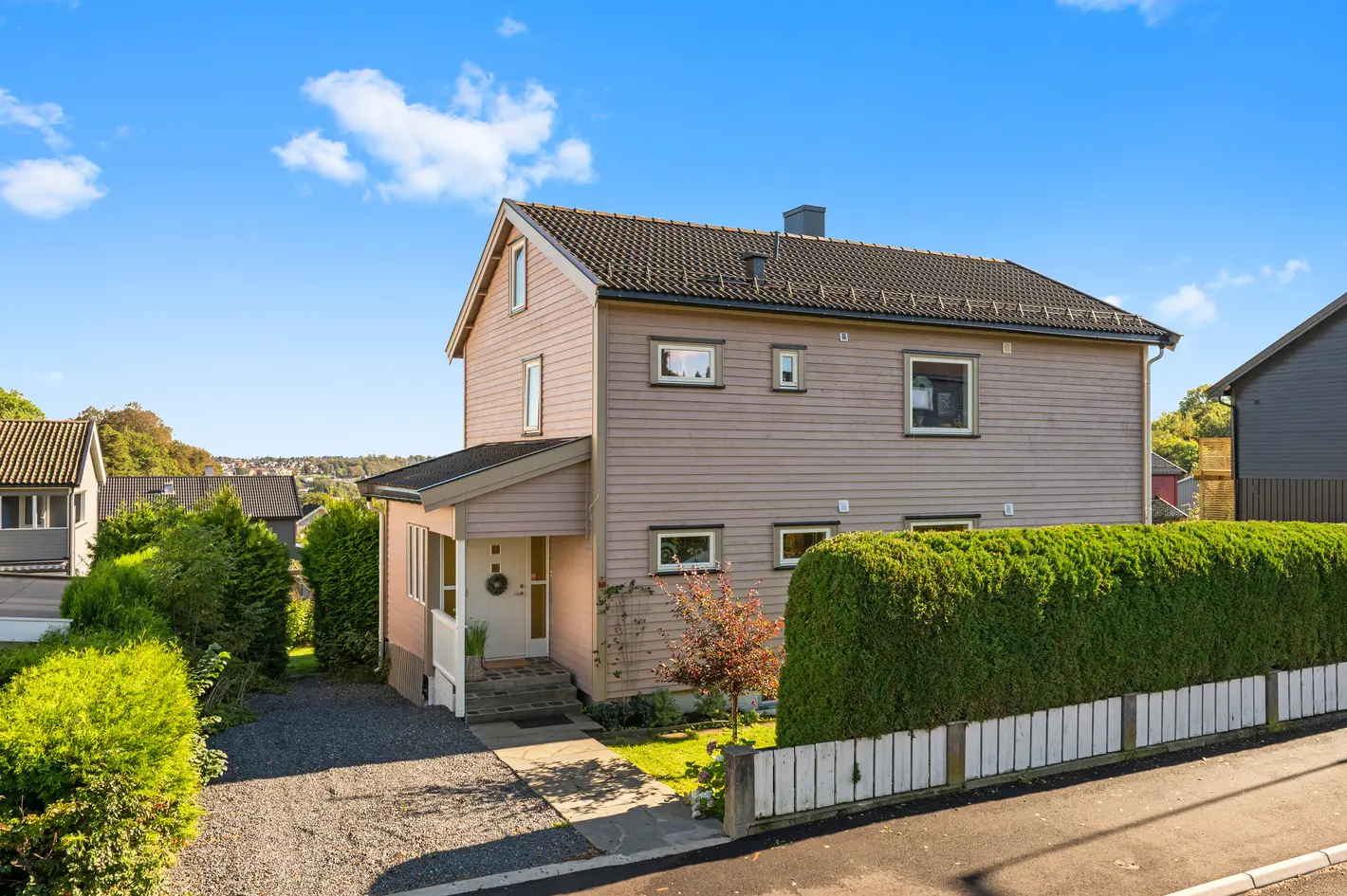 Halvpart av tomannsbolig med god planløsning og hageidyll. Et hjem med plass til både hverdager og minner.