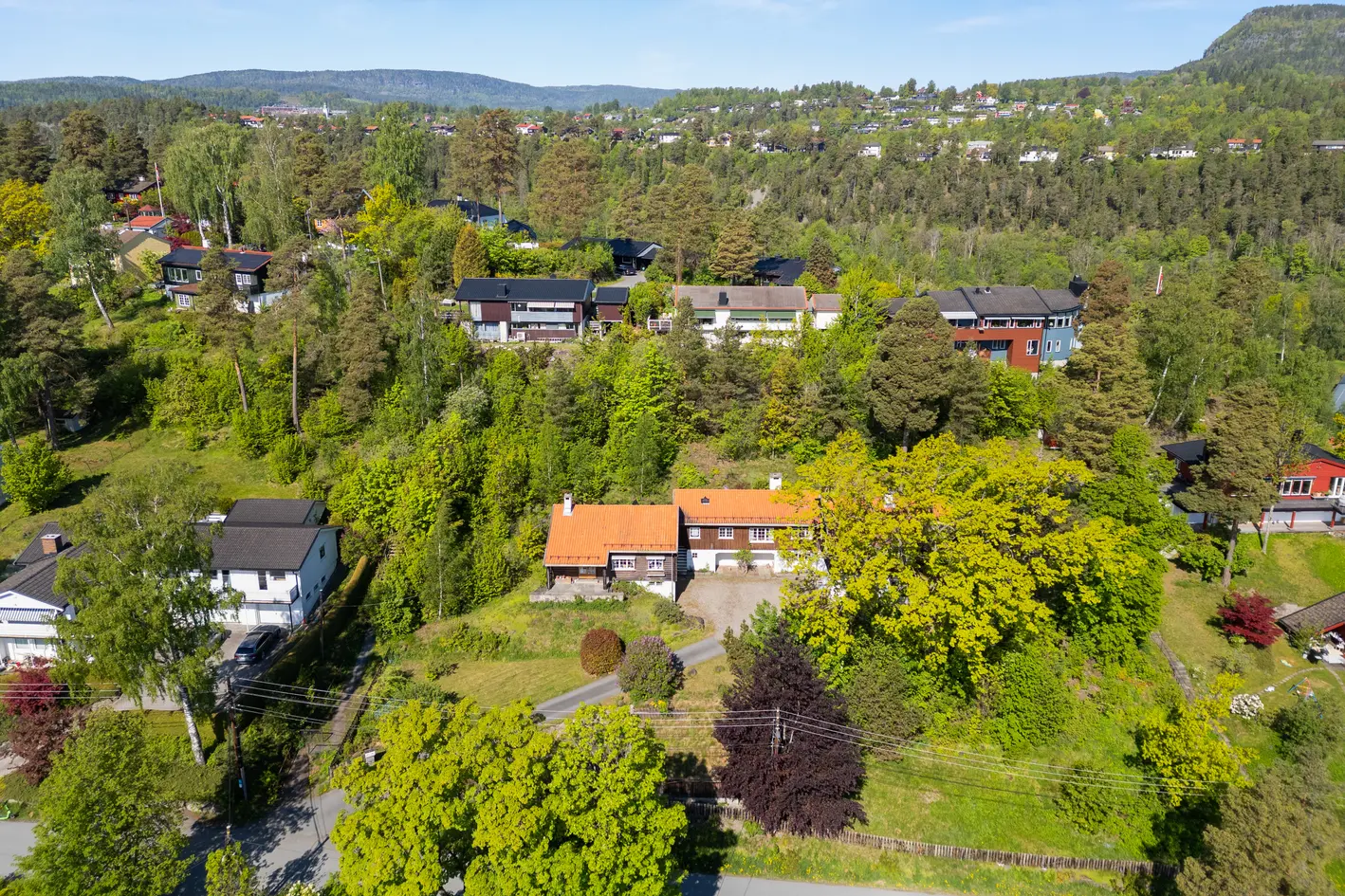 Sjelden mulighet! 2 eneboliger og 2 tomter selges samlet -Totalt 3.228 kvm -Flott utsikt mot fjorden -Rett til båtplass photo 2