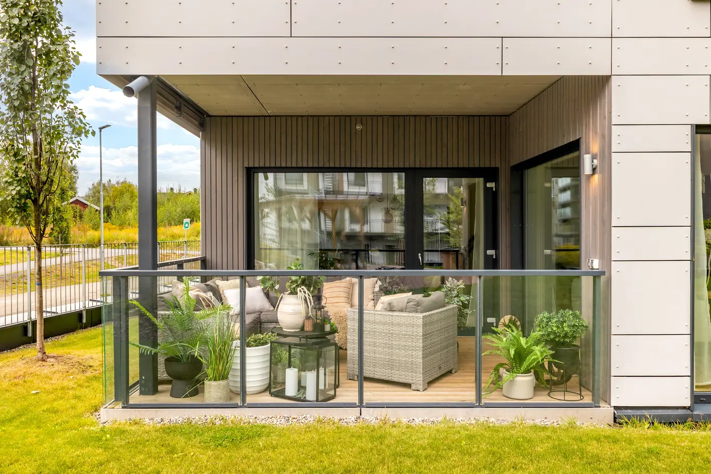 Nyere, tiltalende 4-roms endeleilighet med designelementer . Høy standard-Solrik terrasse-Egen inngang-2 garasjeplasser, jessheim