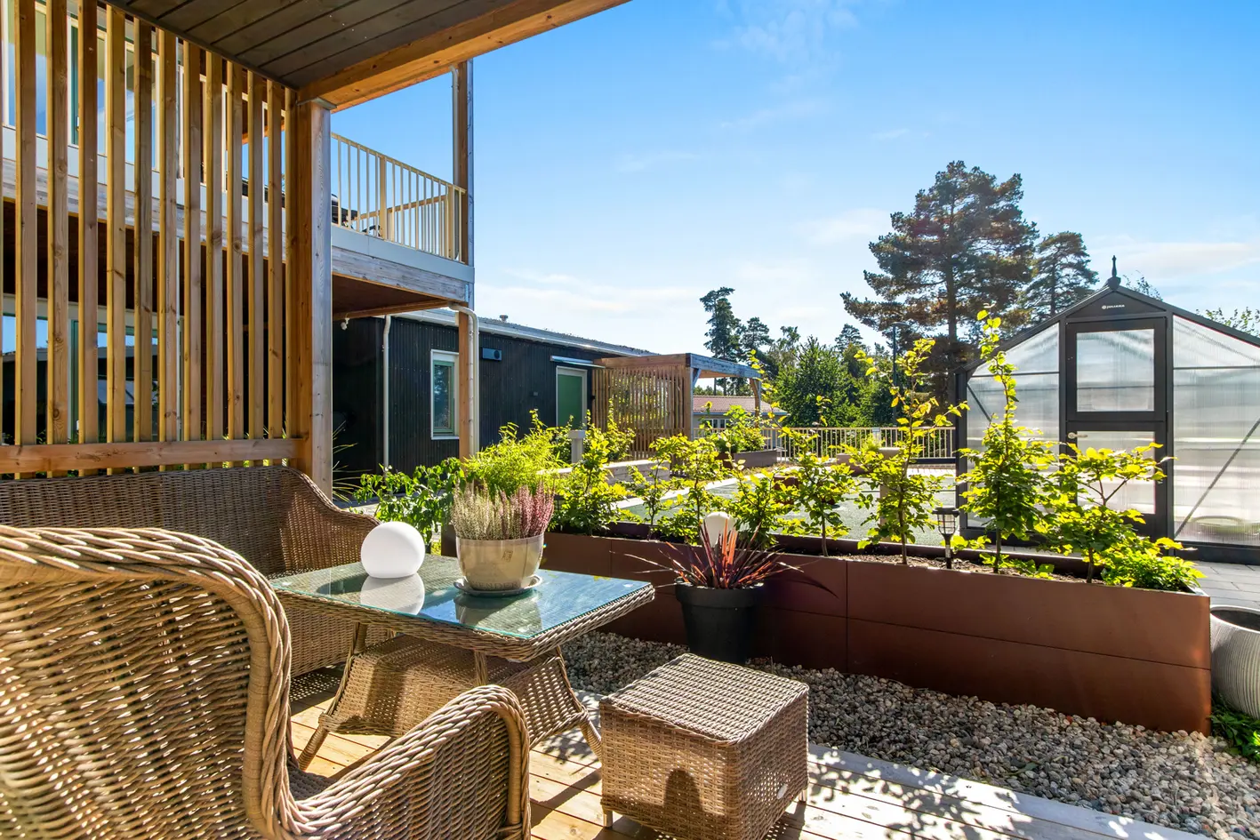 Delikat påkostet leilighet med sydvendt terrasse mot felles takhage, 2 flotte bad og garasjeplass. IN ordning.