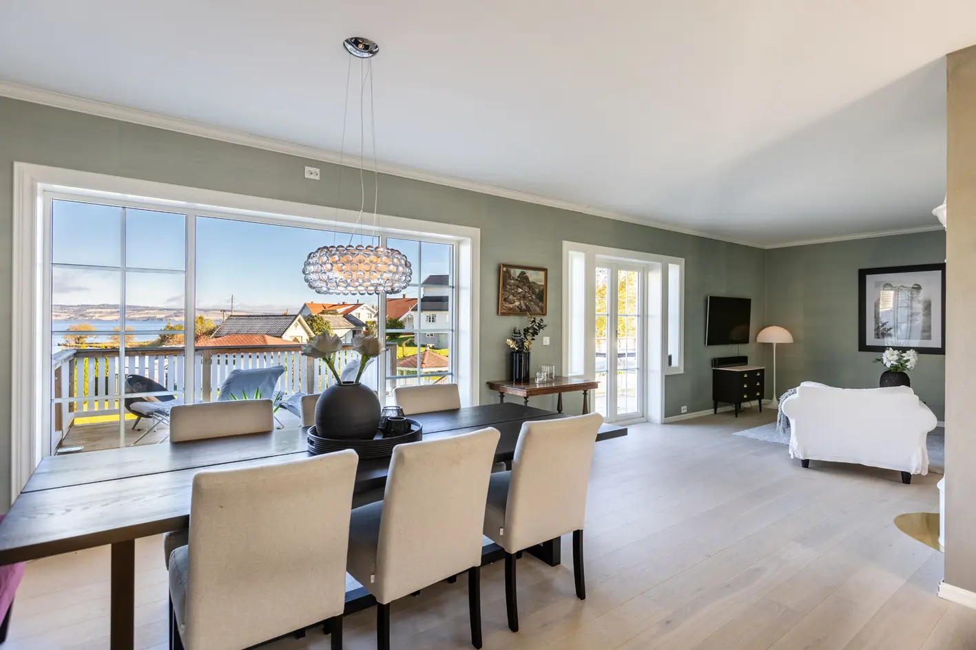 Eksklusiv og oppgradert enebolig i Kappvika - stor tomt, gode solforhold & fantastisk utsikt! photo 1