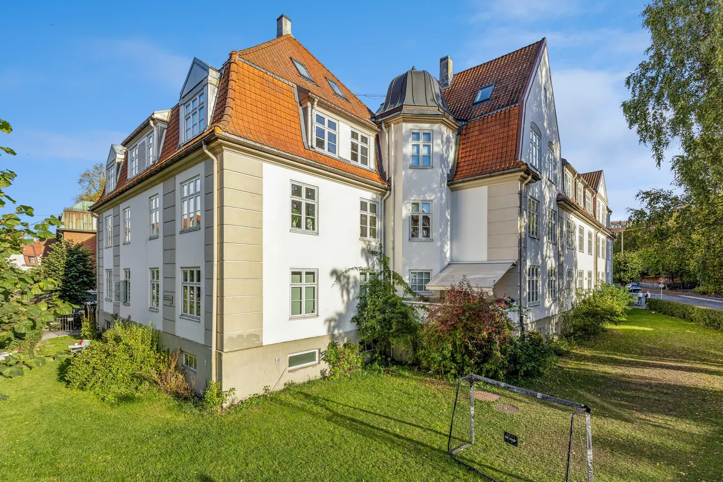 Vakker og innholdsrik hjørneleil. o/2 plan i ærverdige Lindern hageby | Peisovn | Fantastisk bakgårdshage | Må oppleves!