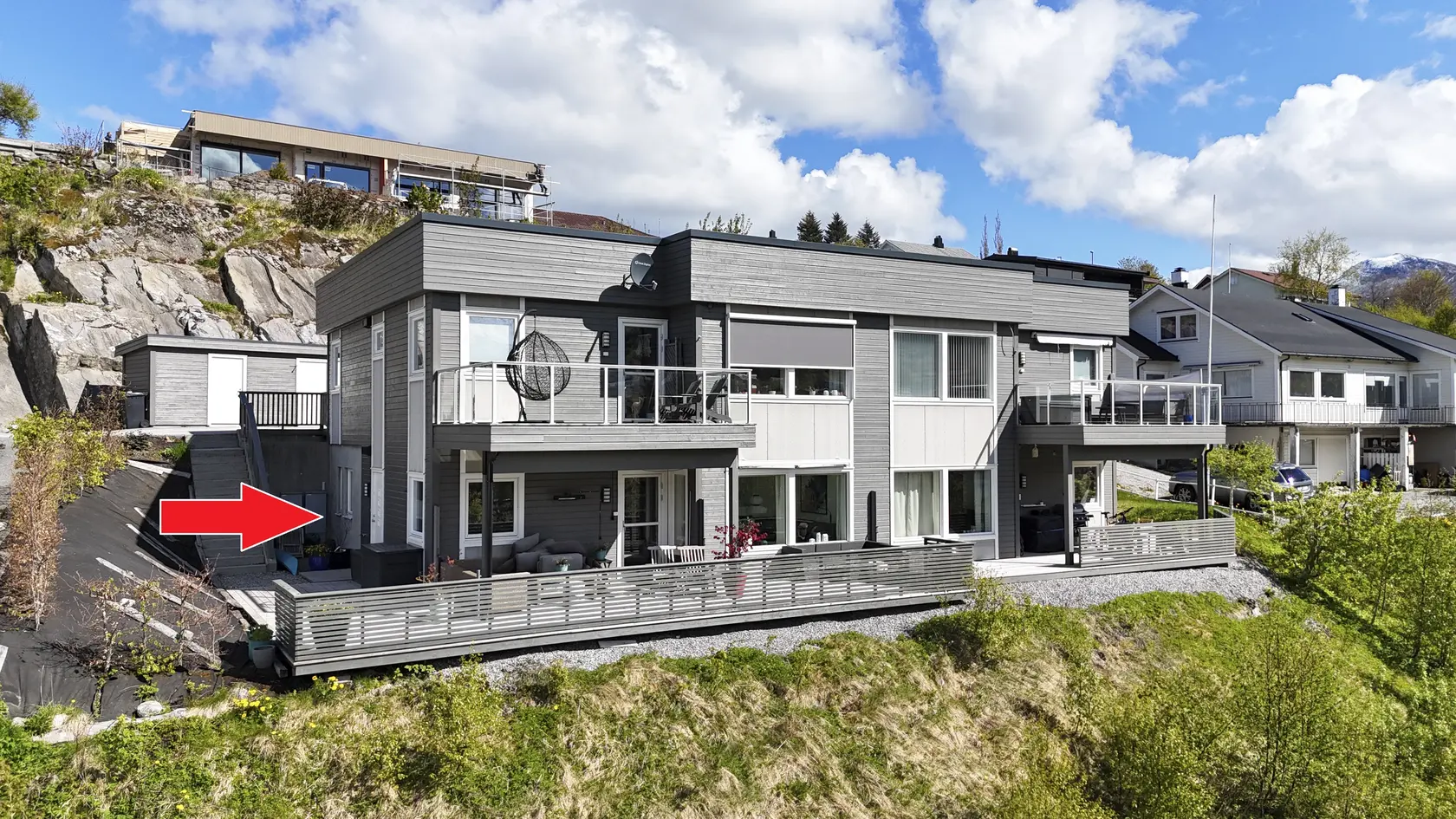 Pen 3(4)-roms leilighet fra 2017 med to p-plasser, stor terrasse, nydelig utsikt og sentrumsnær beliggenhet!, sykkylven