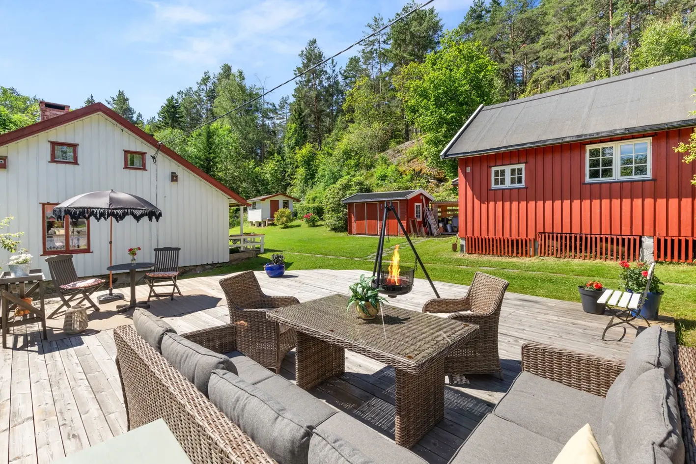 Idyllisk og solrik eiendom med 3 hytter - stor tomt på 4 671 m² | En sjelden perle i grønne omgivelser! - Bilde 2