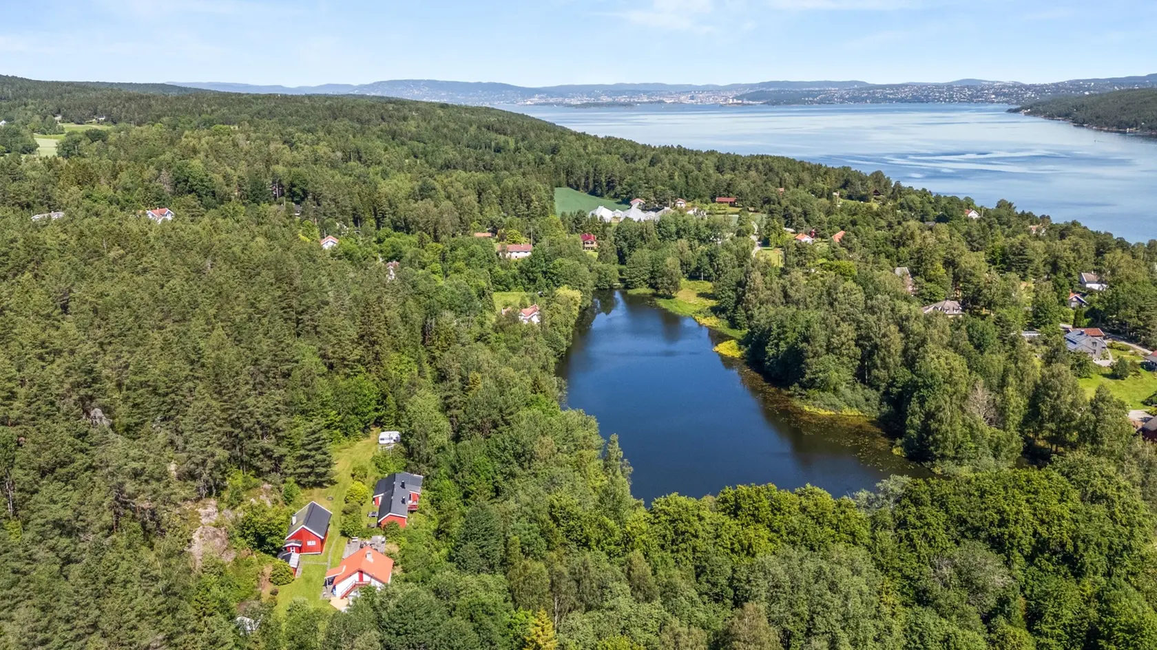 Idyllisk og solrik eiendom med 3 hytter - stor tomt på 4 671 m² | En sjelden perle i grønne omgivelser! - Bilde 3