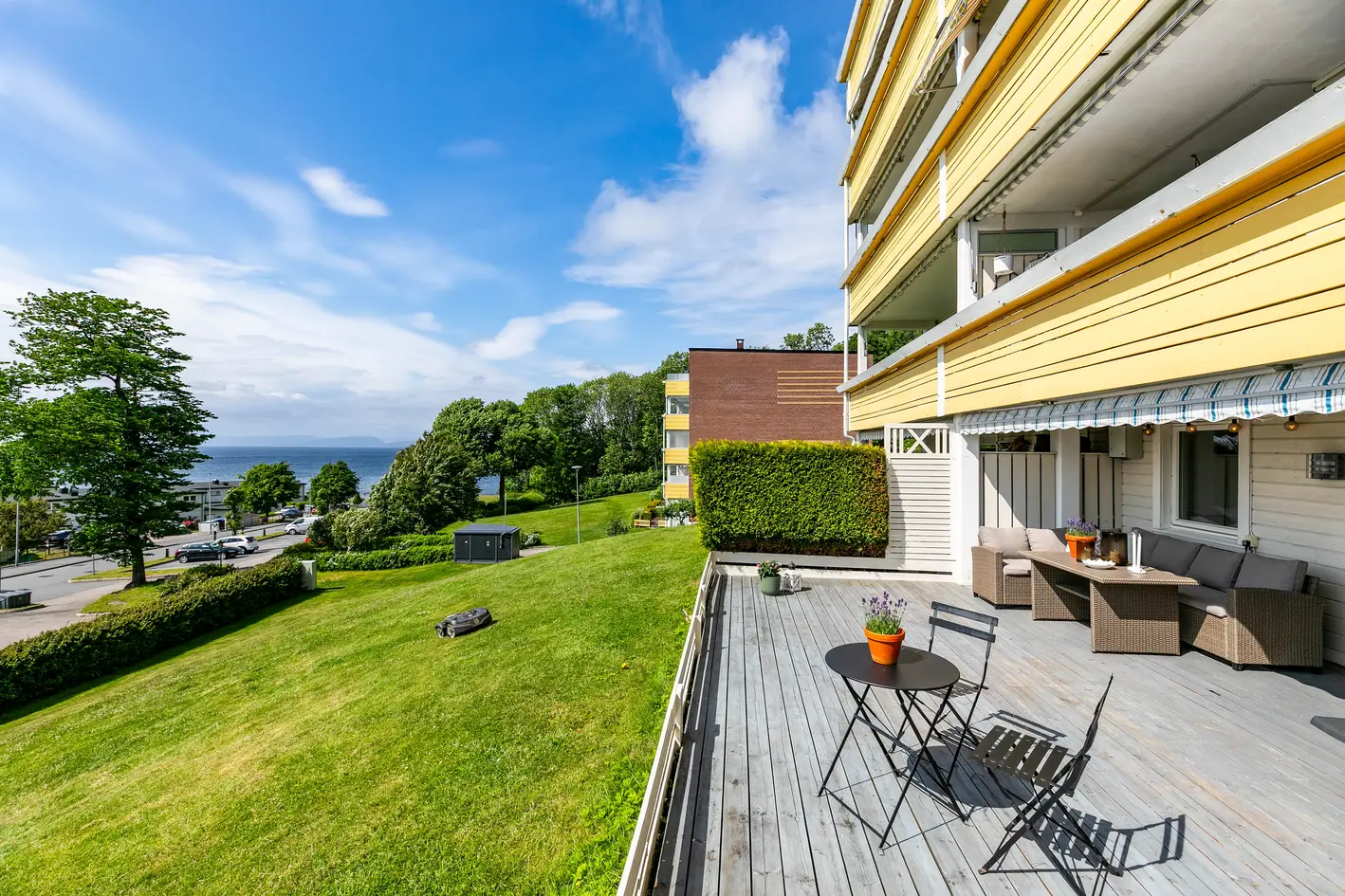 Oppusset, ombygget og meget effektiv 2-R i alleen. Stor, solfylt platting med flott fjordutsikt. Kjøkken og bad fra '20.