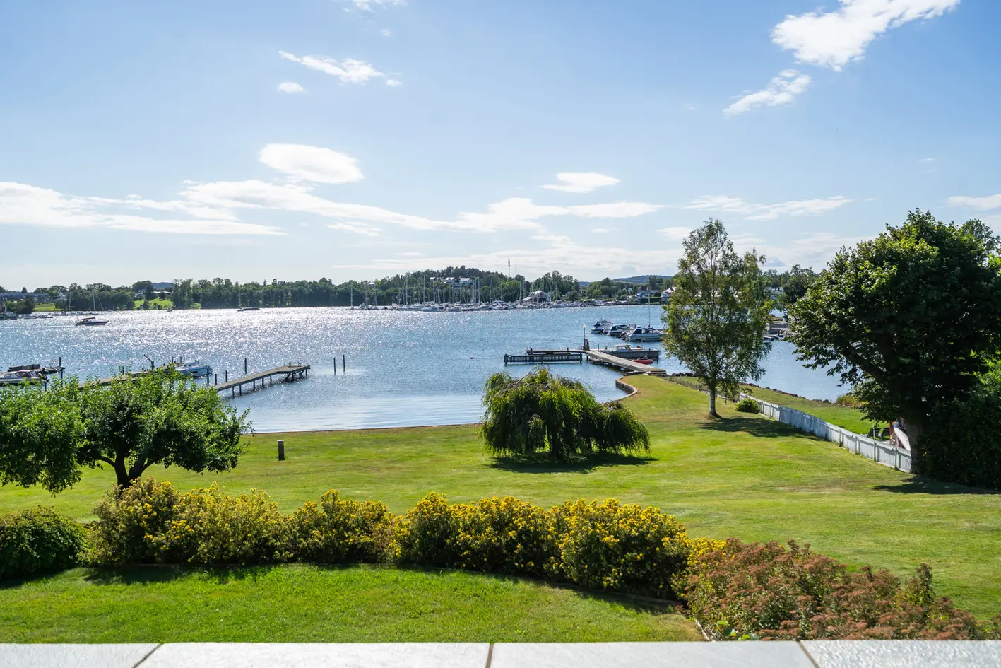 Nydelig sjøeiendom på hele 4,2 mål tomt - Vestvendt med seneste sol - Brygge - Stor garasje - Ingen Boplikt! photo 5