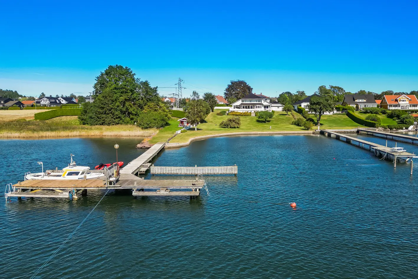 Nydelig sjøeiendom på hele 4,2 mål tomt - Vestvendt med seneste sol - Brygge - Stor garasje - Ingen Boplikt! photo 3